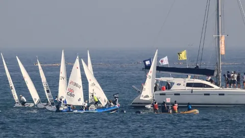 国足与沙特半场战报：国足射门未果红牌在身，沙特射门多但进球无效+横梁险些得分