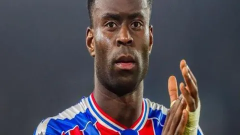 申花球员戴伟浚左膝十字韧带断裂，手术康复周期预计九个月，官方已确认